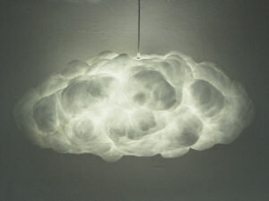Lampion oblak bela plastika