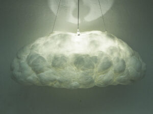 Lampion oblak bela plastika